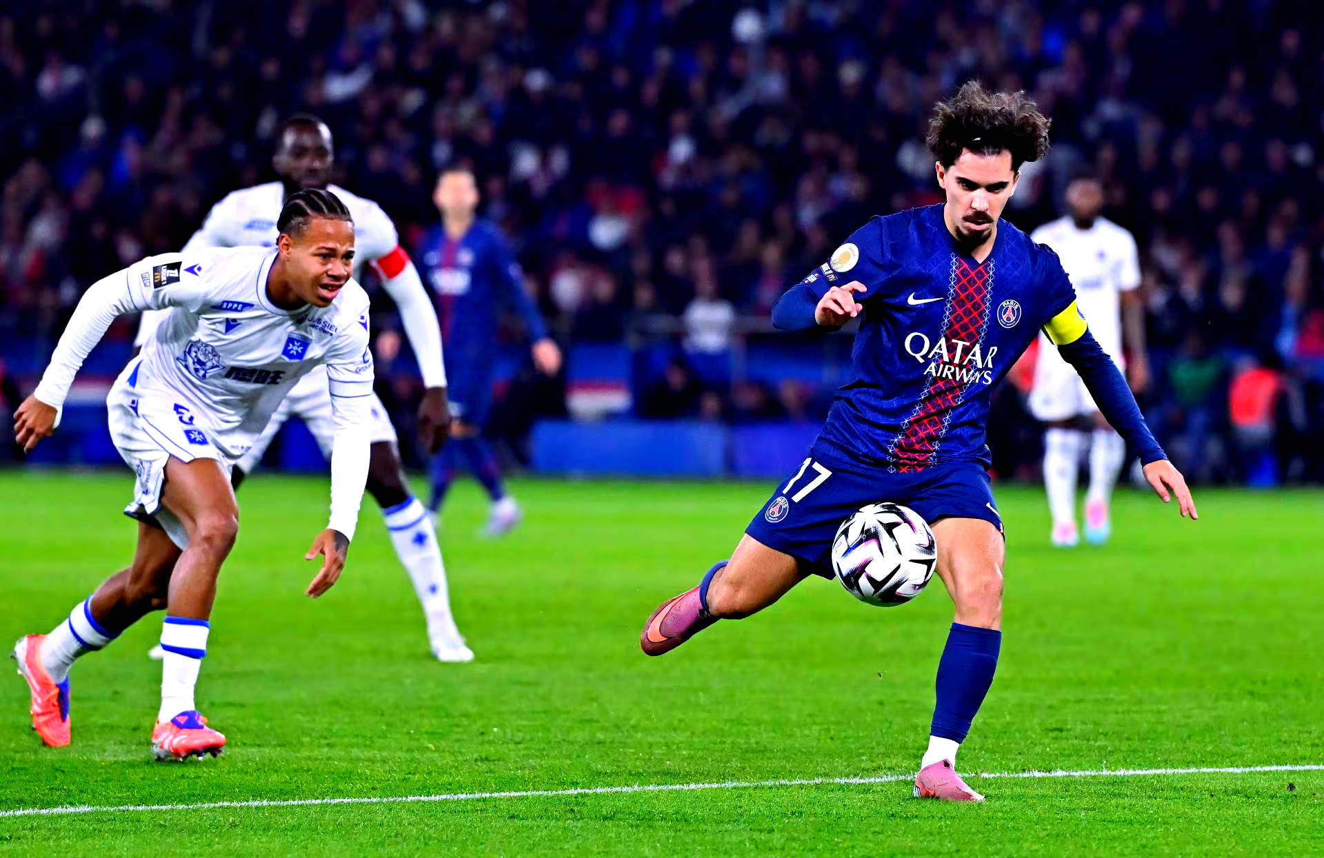 爱游戏-包含巴黎圣日耳曼发布备战花絮；国际比赛日复出首秀；荷甲任务艰巨；细节决定成败的词条